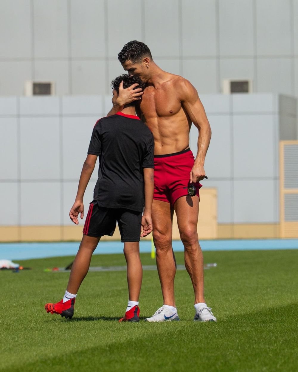 Cristiano Ronaldo a dat Instagramul peste cap! Postarea care a adunat 6 milioane de like-uri într-o oră: „Prezentul și viitorul”_3