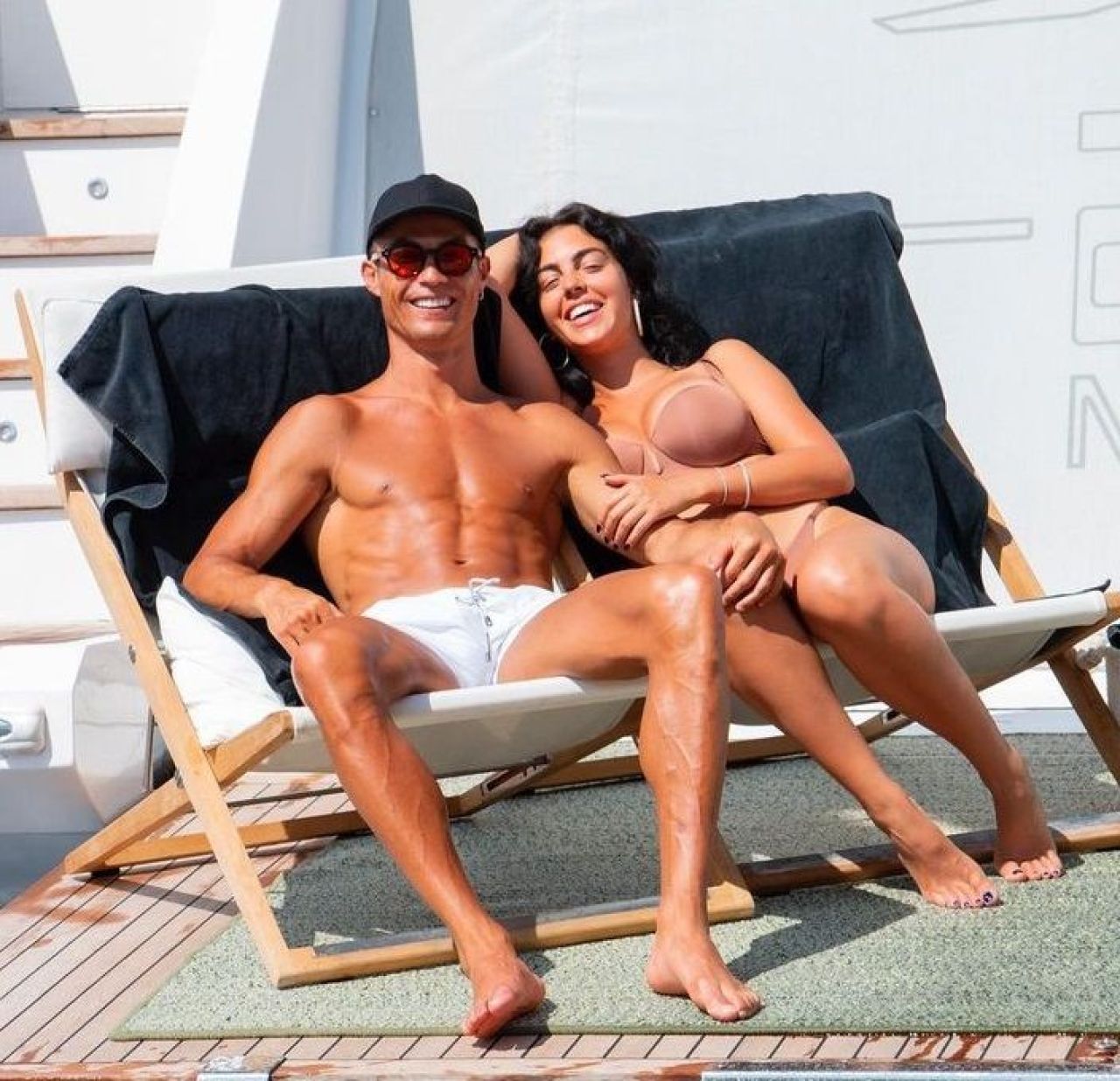 Cristiano Ronaldo a dat Instagramul peste cap! Postarea care a adunat 6 milioane de like-uri într-o oră: „Prezentul și viitorul”_6