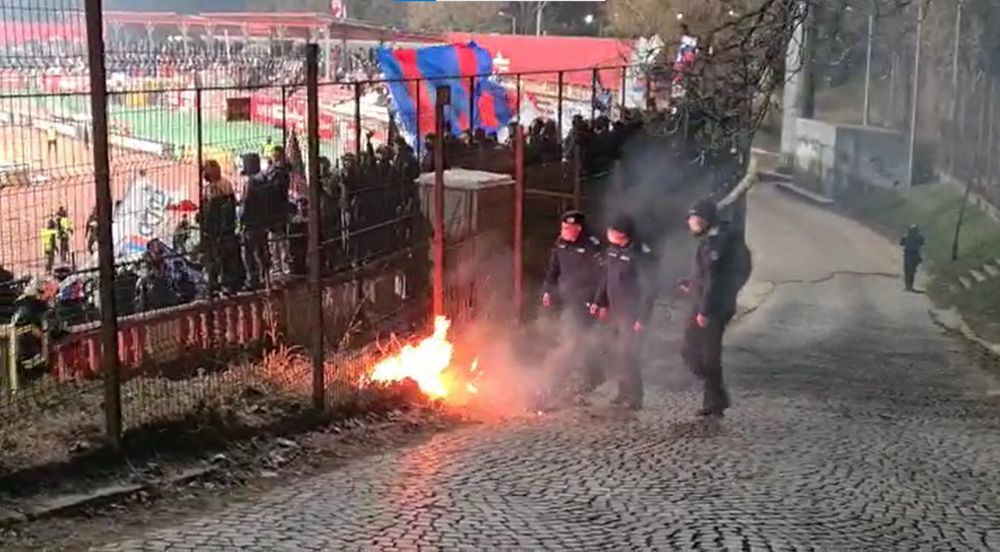 Incidente la Dinamo - FCSB! Jandarmii și pompierii au intervenit, iar un suporter a fost dus la ambulanță: