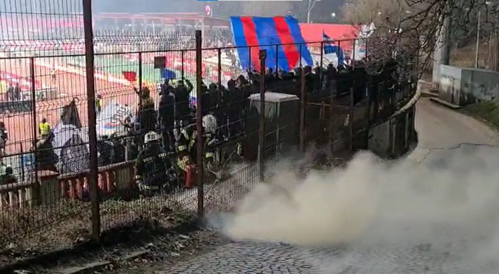 Incidente la Dinamo - FCSB! Jandarmii și pompierii au intervenit, iar un suporter a fost dus la ambulanță: 