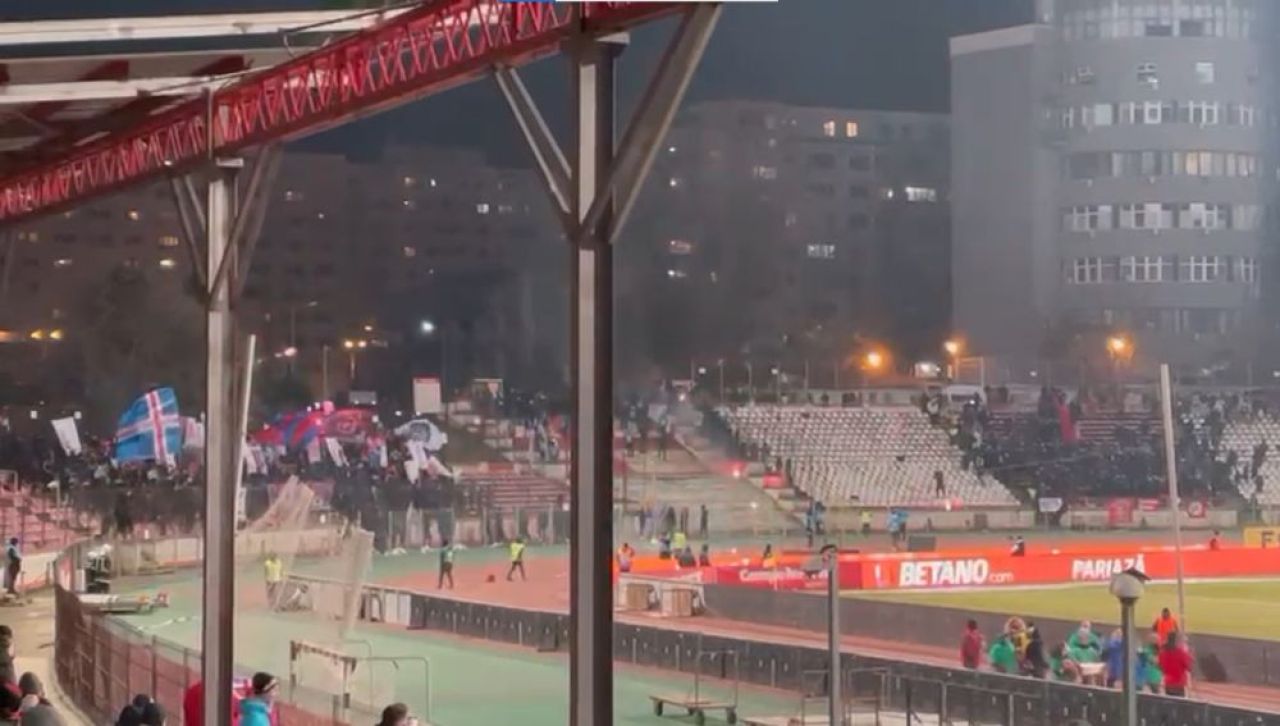 Incidente la Dinamo - FCSB! Jandarmii și pompierii au intervenit, iar un suporter a fost dus la ambulanță: