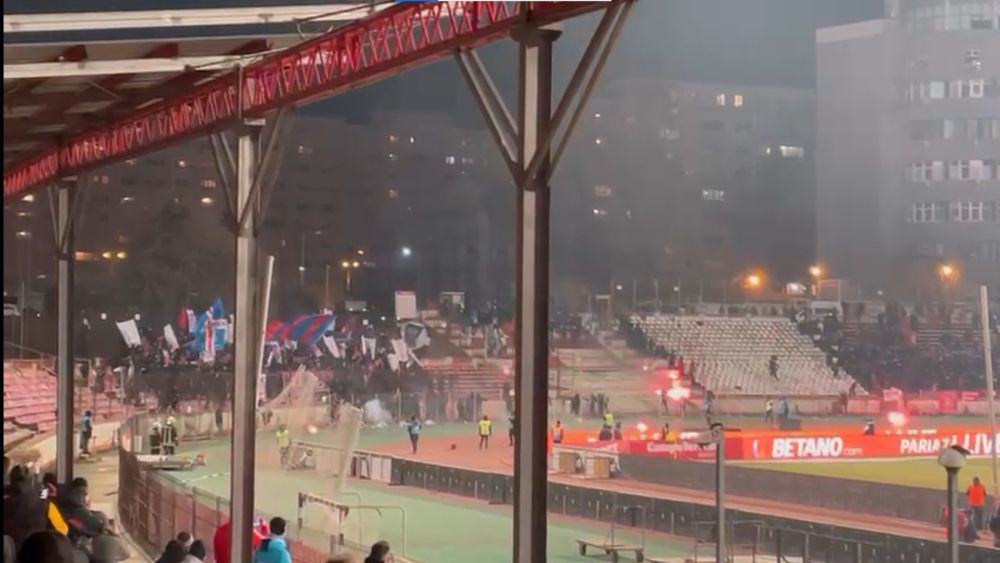 Incidente la Dinamo - FCSB! Jandarmii și pompierii au intervenit, iar un suporter a fost dus la ambulanță: