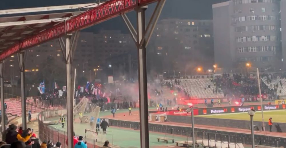 Incidente la Dinamo - FCSB! Jandarmii și pompierii au intervenit, iar un suporter a fost dus la ambulanță: 