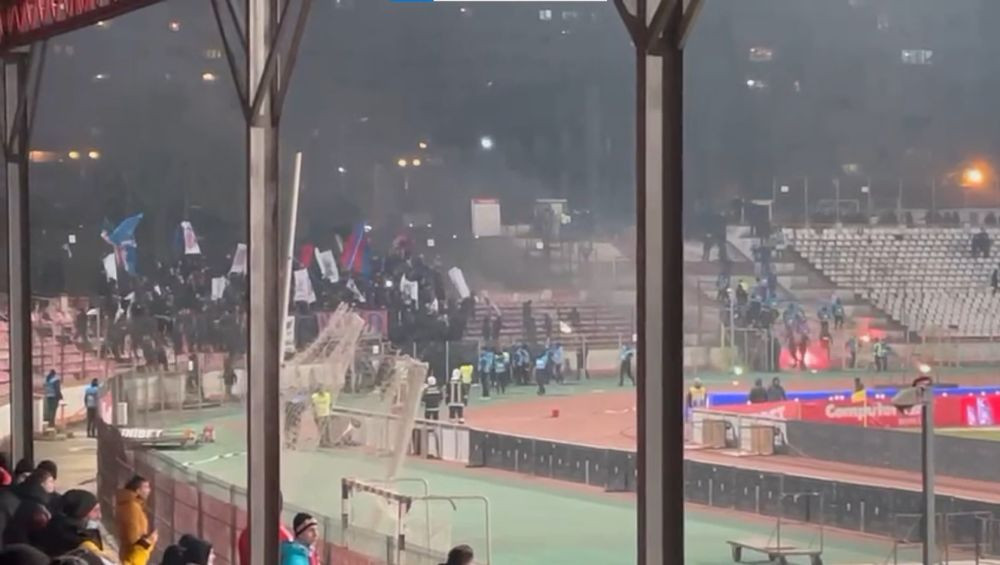 Incidente la Dinamo - FCSB! Jandarmii și pompierii au intervenit, iar un suporter a fost dus la ambulanță: 