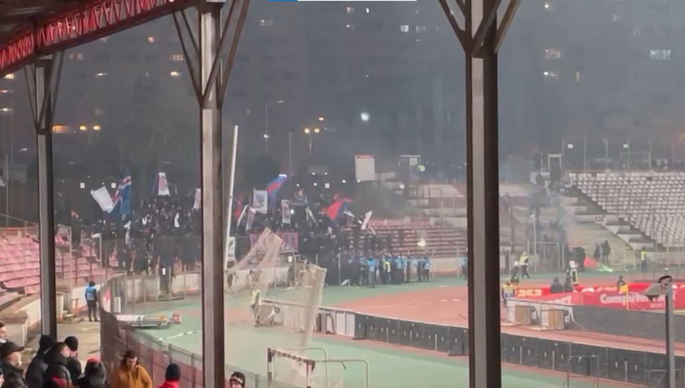 Incidente la Dinamo - FCSB! Jandarmii și pompierii au intervenit, iar un suporter a fost dus la ambulanță: