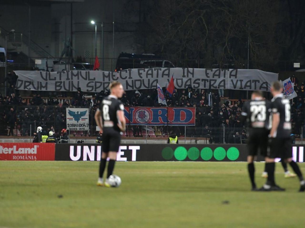 Au curs ironiile pentru Dinamo! Scandările și bannerele afișate de fanii lui FCSB: