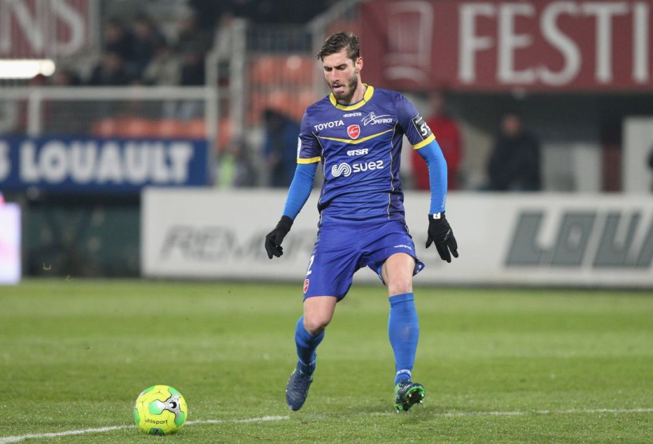 OFICIAL | Transferuri pe bandă rulantă la Dinamo! ”Câinii” au luat un fundaș francez_10