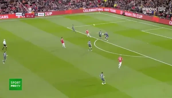 OCAZIE UNITED! Jadon Sancho profită de poziția avansată a portarului oaspeților și trimite un lob de la 16 metri, dar balonul se duce în transversală! Mingea ajunge la Rashford, care șutează ulterior peste poartă