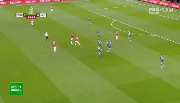 OCAZIE UNITED! Shaw primește în careu, centrează în fața porții pentru Ronaldo, care a reluat din foarfecă, dar portarul a preluat balonul în brațe