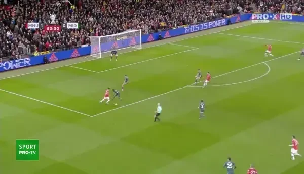 OCAZIE UNITED! Shaw îl lansează perfect pe Sancho, care îi trimite lui Rashford, care însă trimite puțin peste poartă!