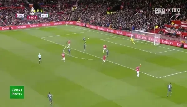 GOOOOL MIDDLESBROUGH! Oaspeții egalează după un gol controversat! Watmore preia cu mâna balonul și în trimite lui Crooks în fața porții, iar jucătorul împinge mingea în poarta goală. VAR-ul verifică faza, dar golul rămâne valabil