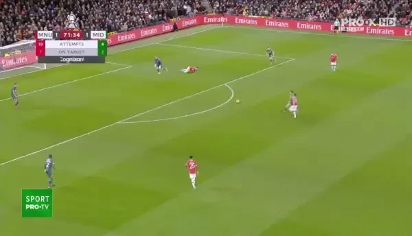 OCAZIE UNITED! Bruno Fernandes îi fură balonul lui Howson, care preia greșit și șutează puțin din interiorul careului de 16 metri, dar trimite în bară!