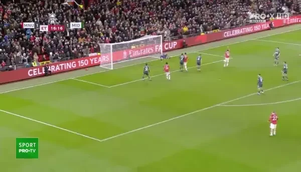 OCAZIE UNITED! Dalot centrează în fața porții, Bruno Fernandes reia cu capul, dar Lumley intervine senzațional și respinge în corner