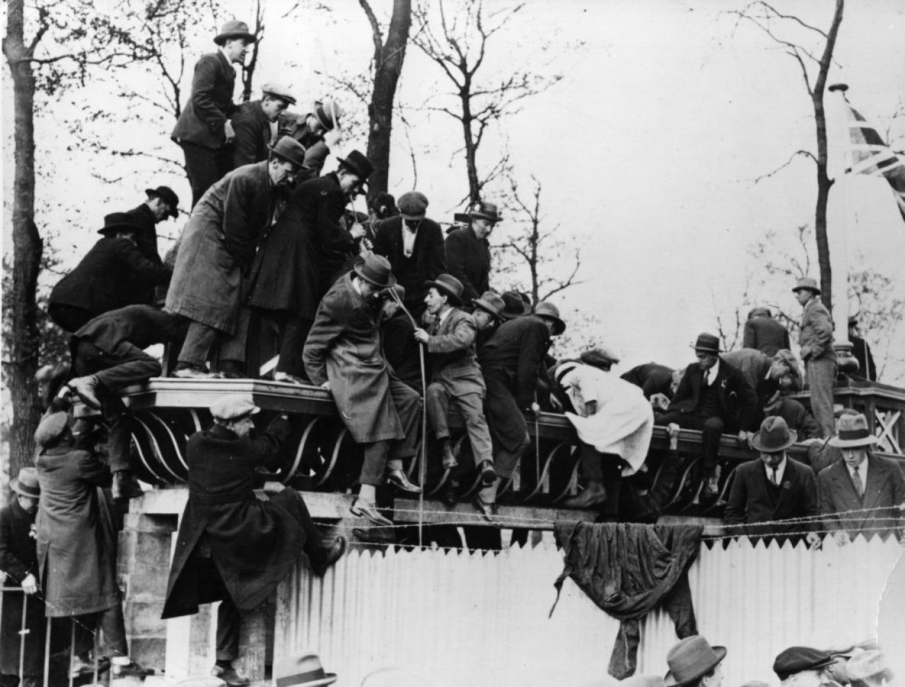 Poveștile FA Cup | Acum 99 de ani, până la 300.000 de fani asistau la finală. Calul Billie, salvator și imagine celebră_7