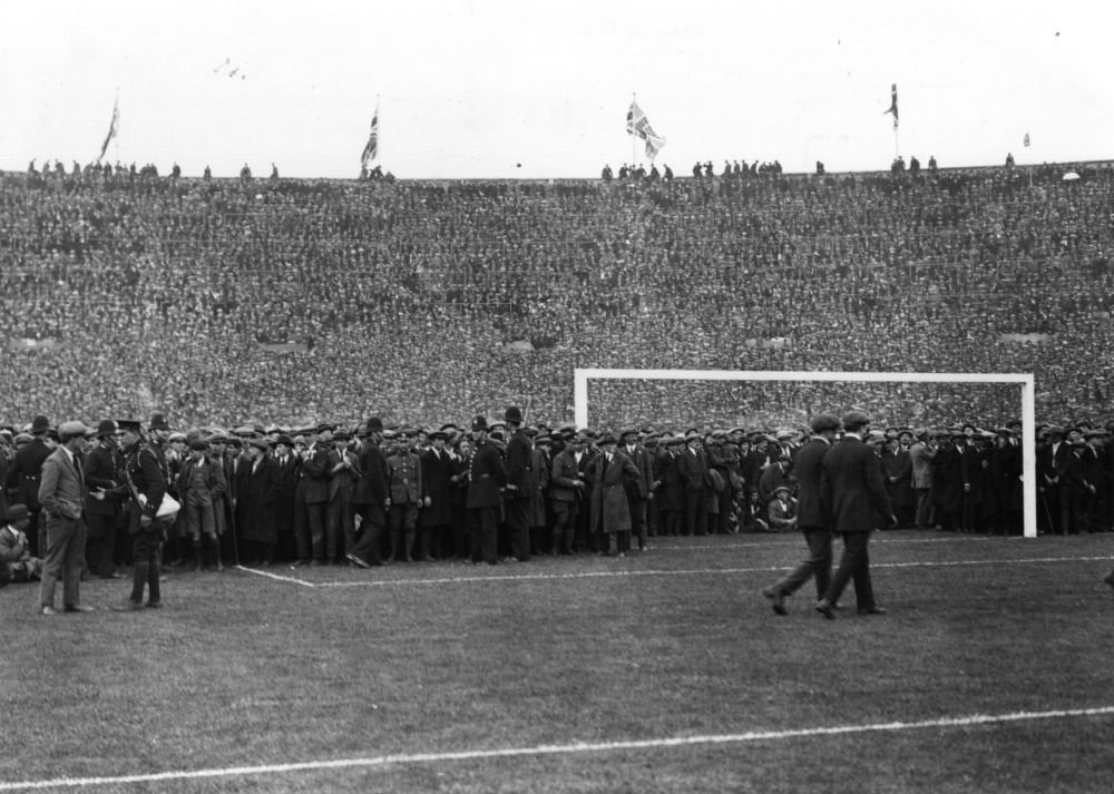 Poveștile FA Cup | Acum 99 de ani, până la 300.000 de fani asistau la finală. Calul Billie, salvator și imagine celebră_8