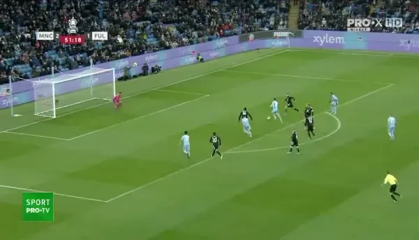 PENALTY! Jack Grealish este dobor&acirc;t &icirc;n careu, iar arbitrul arată punctul cu var