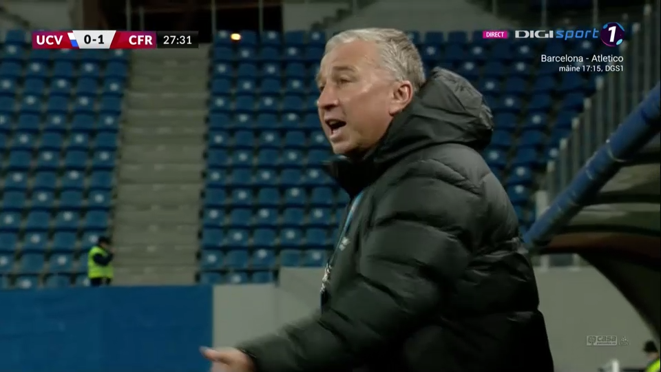 Din seria Dan Petrescu și &icirc;njurăturile : derapaj grosolan la adresa unui jucător &icirc;n timpul meciului din Bănie: &bdquo;Ce morții m*-**i ai?!&rdquo; Totul s-a auzit la TV