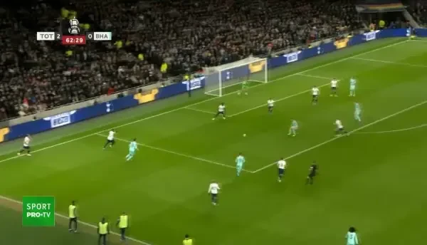 GOOOOOL BRIGHTON! Bissouma ia o acțiune pe cont propriu, ajunge &icirc;n apropierea careului de 16 metri și șutează puternic, balonul se lovește de un jucător de la gazde și intră &icirc;n poartă