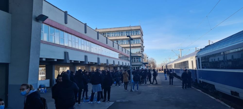 Suporterii lui FCU Craiova vin cu trenul la București pentru meciul cu FCSB! Imagini spectaculoase din Bănie_3