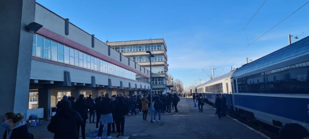 Suporterii lui FCU Craiova vin cu trenul la București pentru meciul cu FCSB! Imagini spectaculoase din Bănie_4