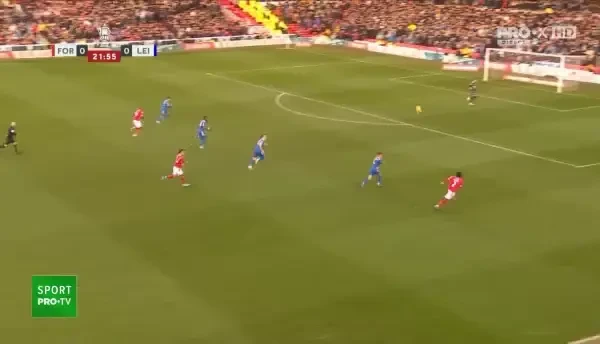 GOOOL Nottingham! Philip Zinckernagel primește o centrare perfectă de la Keinan Davis și &icirc;nscrie cu un șut din interiorul careului mic.