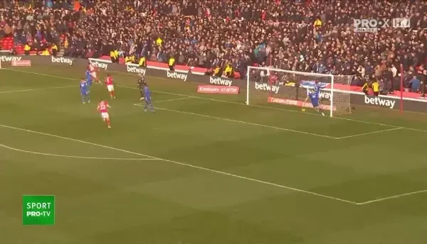 GOOOL Nottingham! Gazdele &icirc;și măresc avantajul după reușita lui Brennan Johnson care profită de o greșeală &icirc;n apărarea oaspeților și răm&acirc;ne singur cu portarul.