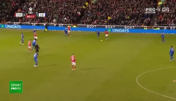 GOOOL Nottingham! Djed Spence finalizează impecabil o fază perfect construită cu ajutorul lui Zinckernagel care trimite o pasă printre fundașii adverși.