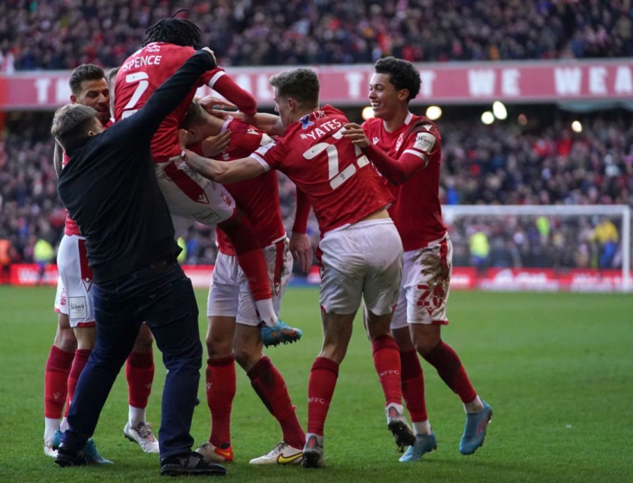 FOTO & VIDEO | Cazul ”Martinovic” și în FA Cup! Un fan a intrat pe teren și a lovit un jucător. Ce a urmat_2