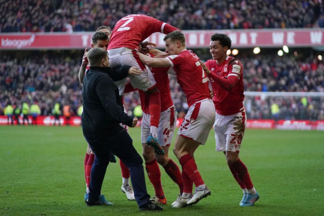 FOTO & VIDEO | Cazul ”Martinovic” și în FA Cup! Un fan a intrat pe teren și a lovit un jucător. Ce a urmat_10