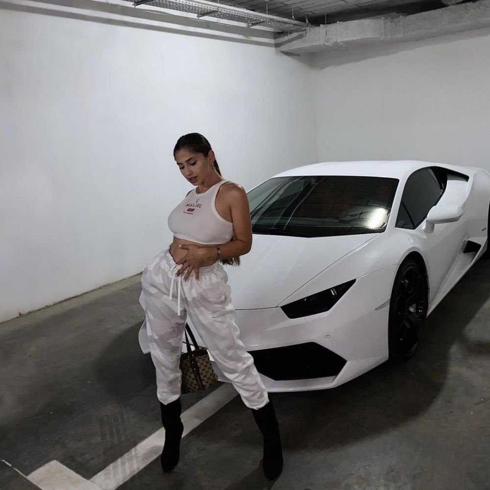 Iubita lui Florinel Coman, forme spectaculoase a la Kim Kardashian. Gigi Becali a dezvăluit că Ioana este însărcinată _16