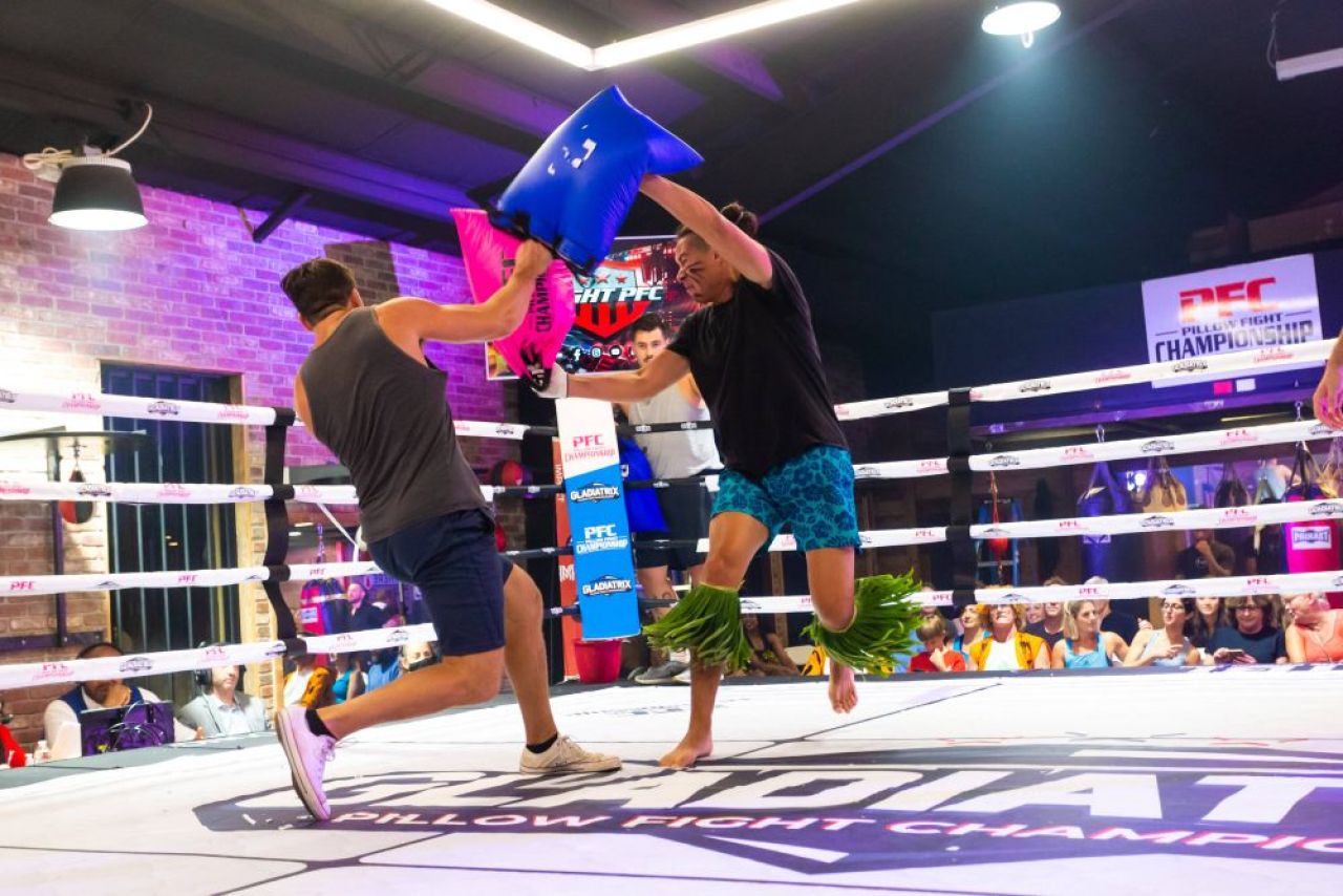 Nu s-a mai văzut așa ceva până acum! Bătaia cu perne s-a mutat în ring! Noul sport din Statele Unite are ca premiu 5 000 de dolari pentru câștigător_1