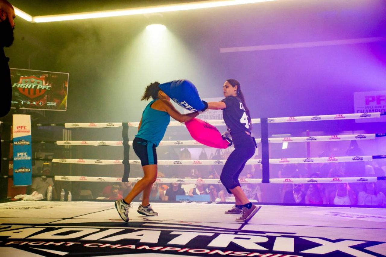 Nu s-a mai văzut așa ceva până acum! Bătaia cu perne s-a mutat în ring! Noul sport din Statele Unite are ca premiu 5 000 de dolari pentru câștigător_2
