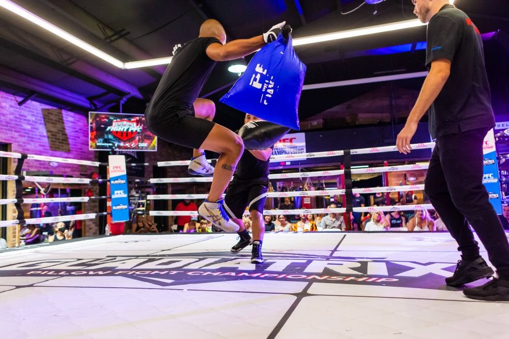 Nu s-a mai văzut așa ceva până acum! Bătaia cu perne s-a mutat în ring! Noul sport din Statele Unite are ca premiu 5 000 de dolari pentru câștigător_3