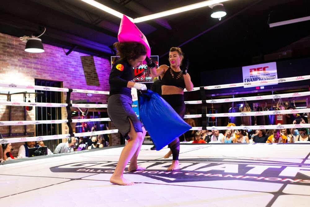 Nu s-a mai văzut așa ceva până acum! Bătaia cu perne s-a mutat în ring! Noul sport din Statele Unite are ca premiu 5 000 de dolari pentru câștigător_4