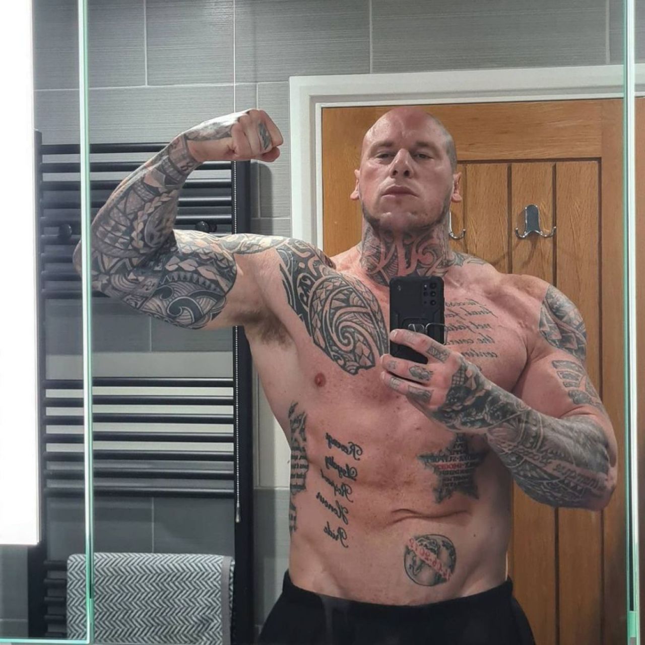 Rico Verhoeven, testul abdomenului ”de fier”! A încasat pumni în abdomen de la ”cel mai înfricoșător om din lume”_5