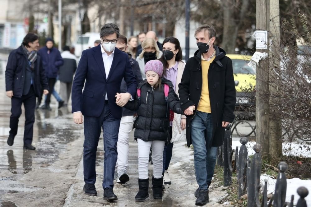 O fetiță a fost dusă de președintele țării la școală! De ce a recurs politicianul la acest gest_4