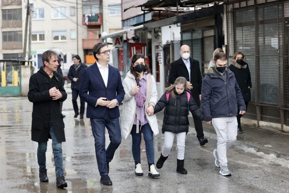 O fetiță a fost dusă de președintele țării la școală! De ce a recurs politicianul la acest gest_5