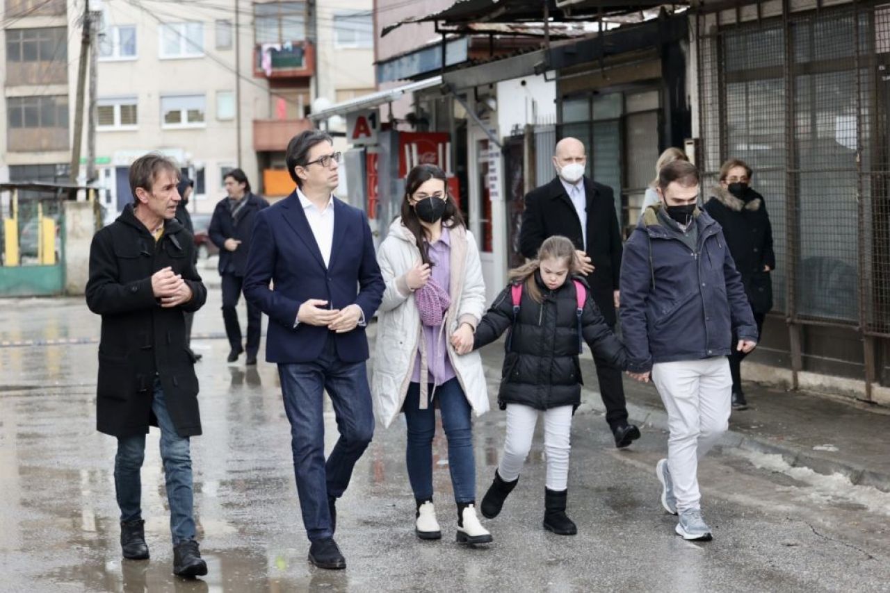 O fetiță a fost dusă de președintele țării la școală! De ce a recurs politicianul la acest gest_5