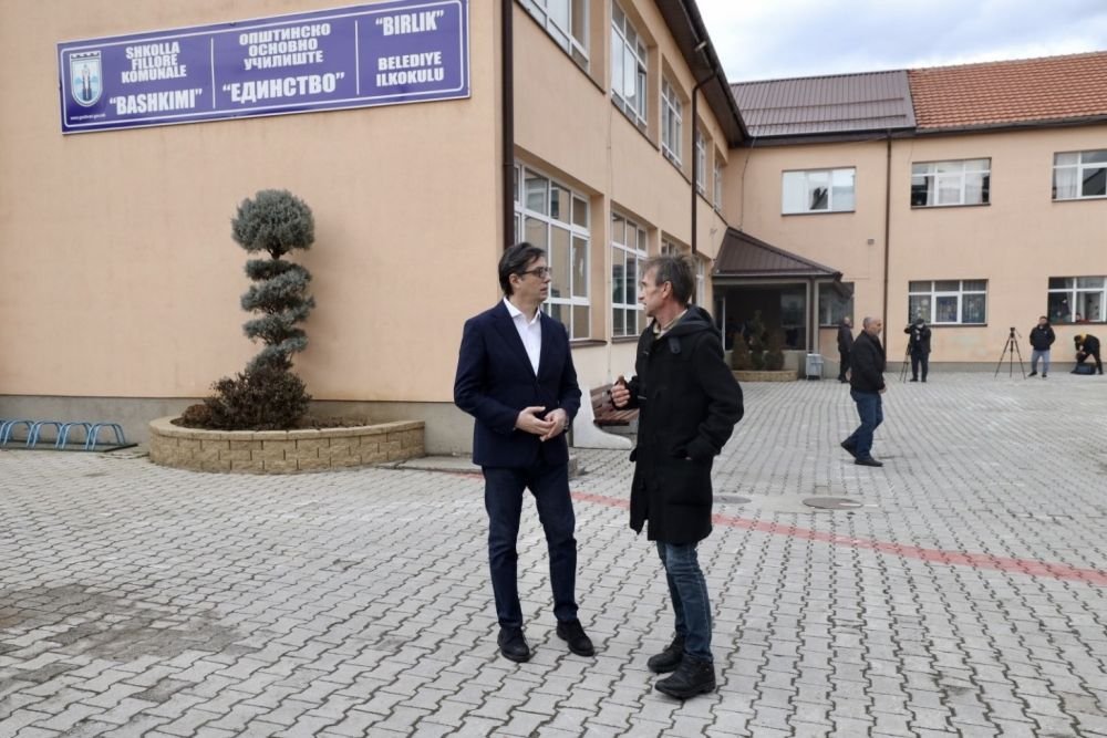 O fetiță a fost dusă de președintele țării la școală! De ce a recurs politicianul la acest gest_6