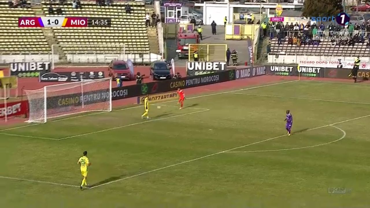 Fază cum rar se vede în fotbal, la FC Argeș - CS Mioveni! Portarul a degajat într-un coechipier și mingea a intrat în poartă_2