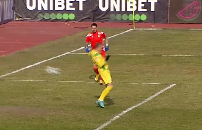 Fază cum rar se vede în fotbal, la FC Argeș - CS Mioveni! Portarul a degajat într-un coechipier și mingea a intrat în poartă_6