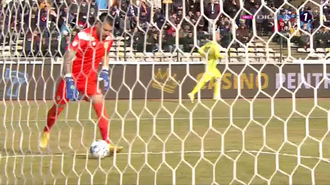 Fază cum rar se vede în fotbal, la FC Argeș - CS Mioveni! Portarul a degajat într-un coechipier și mingea a intrat în poartă_8