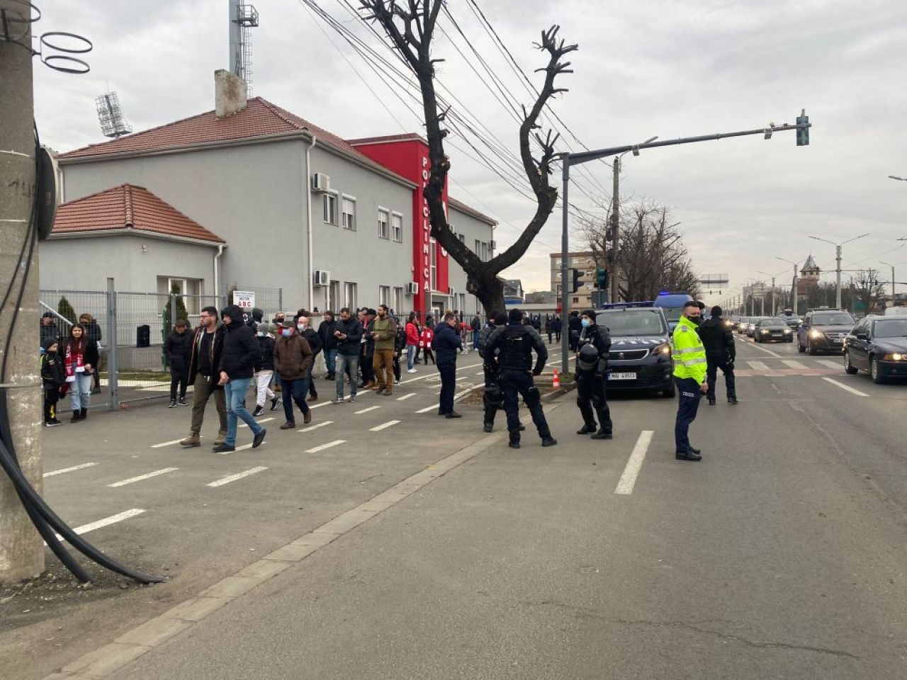 Acte de huliganism înaintea meciului dintre UTA și Dinamo! Fanii celor două echipe s-au bătut pe străzi_1