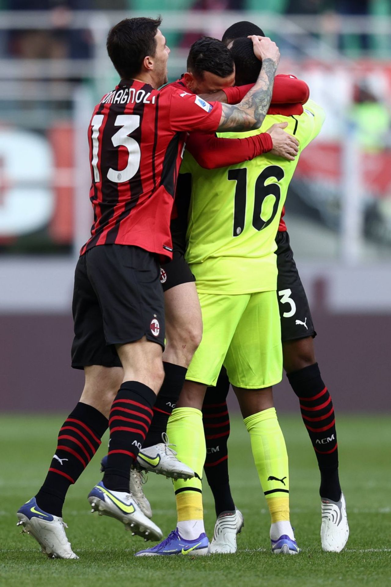 S-a schimbat liderul în Italia! AC Milan a depășit-o pe rivala Inter Milano. Imaginile bucuriei_1