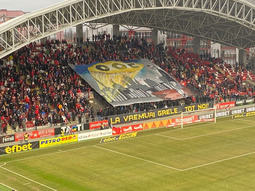 Spectacol total în tribune la meciul UTA - Dinamo! Fanii nu au ratat ocazia să-și trimită „săgeți”. Ce mesaje au afișat_2