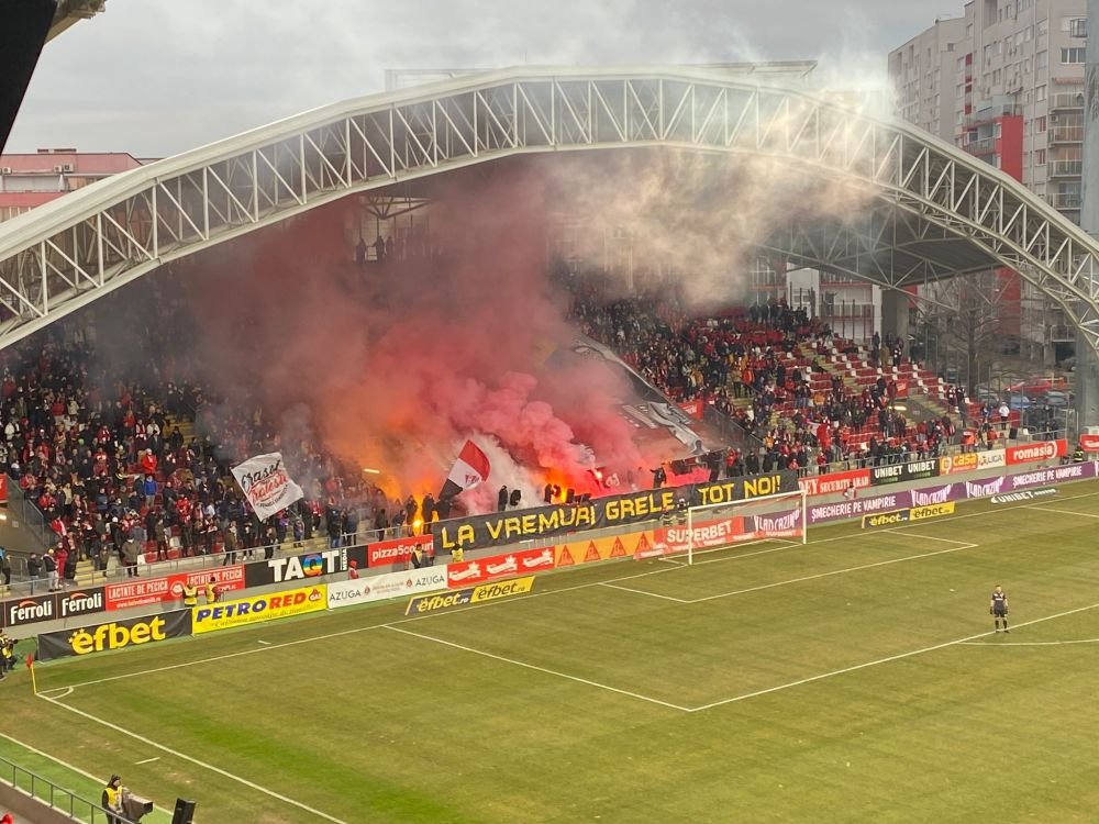 Spectacol total în tribune la meciul UTA - Dinamo! Fanii nu au ratat ocazia să-și trimită „săgeți”. Ce mesaje au afișat_3