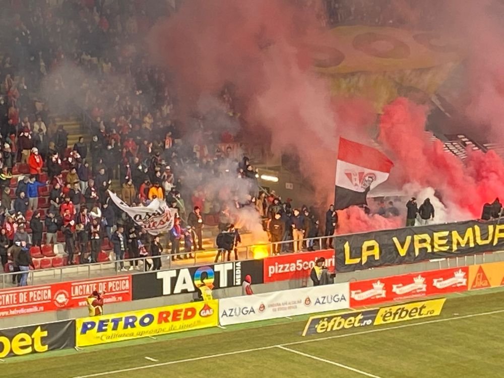 Spectacol total în tribune la meciul UTA - Dinamo! Fanii nu au ratat ocazia să-și trimită „săgeți”. Ce mesaje au afișat_4