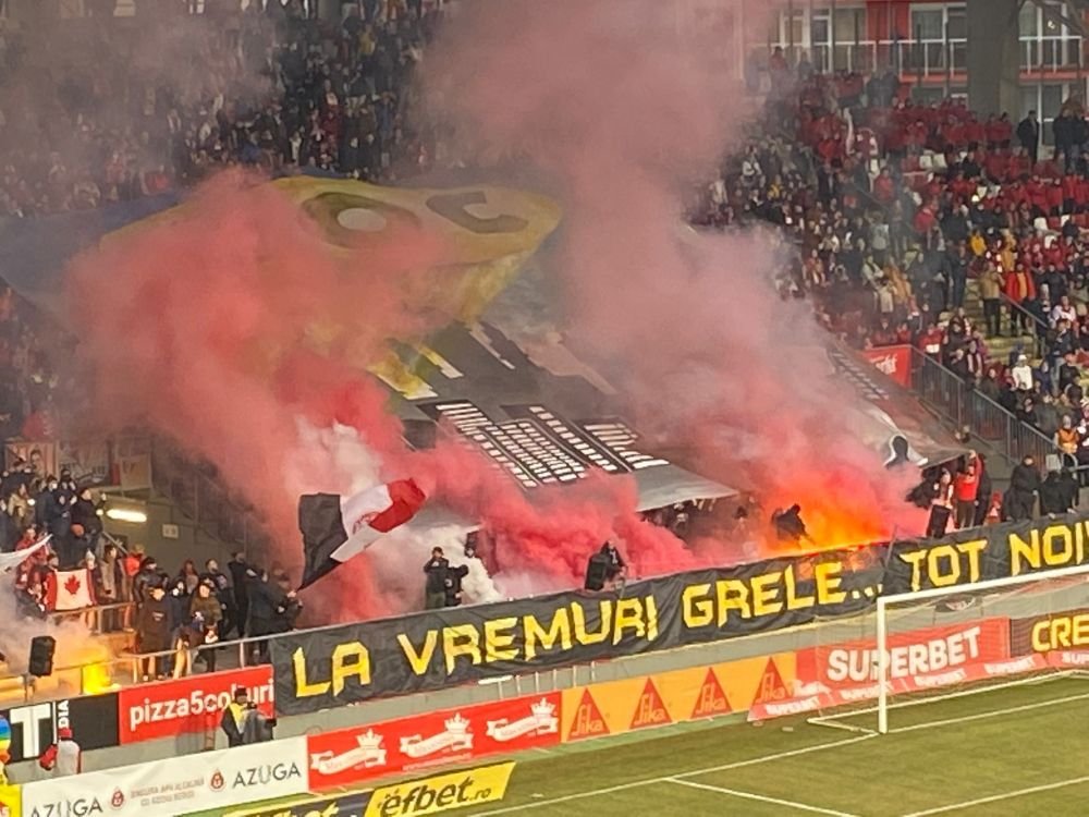 Spectacol total în tribune la meciul UTA - Dinamo! Fanii nu au ratat ocazia să-și trimită „săgeți”. Ce mesaje au afișat_5