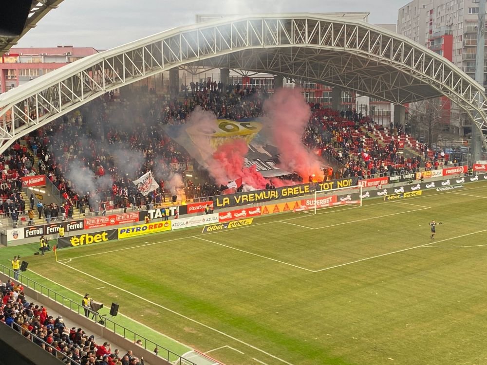 Spectacol total în tribune la meciul UTA - Dinamo! Fanii nu au ratat ocazia să-și trimită „săgeți”. Ce mesaje au afișat_6