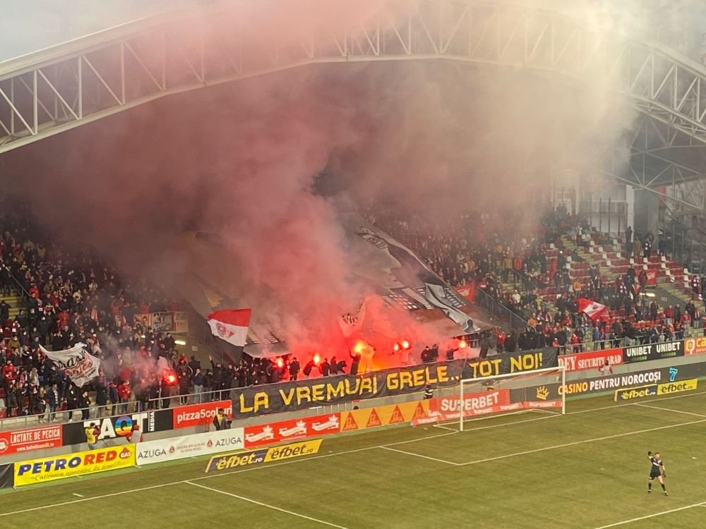 Spectacol total în tribune la meciul UTA - Dinamo! Fanii nu au ratat ocazia să-și trimită „săgeți”. Ce mesaje au afișat_7